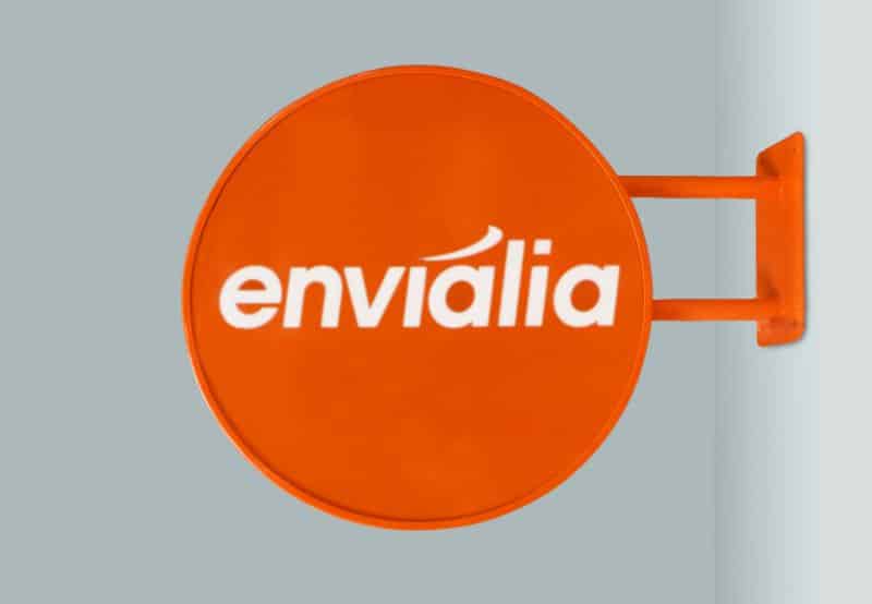 Banderola circular naranja de Envialia con su soporte