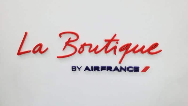 Letras de La Boutique y firma Air France sobre una pared