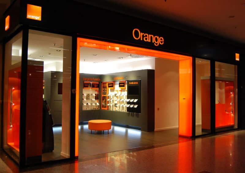 Acceso a una tienda con rótulo Orange y marco naranja
