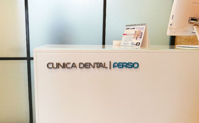 Letras Clínica Dental Ferso en el frente blanco de un mostrador