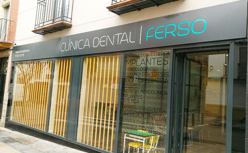 Rótulo Clínica Dental Ferso sobre la entrada acristalada