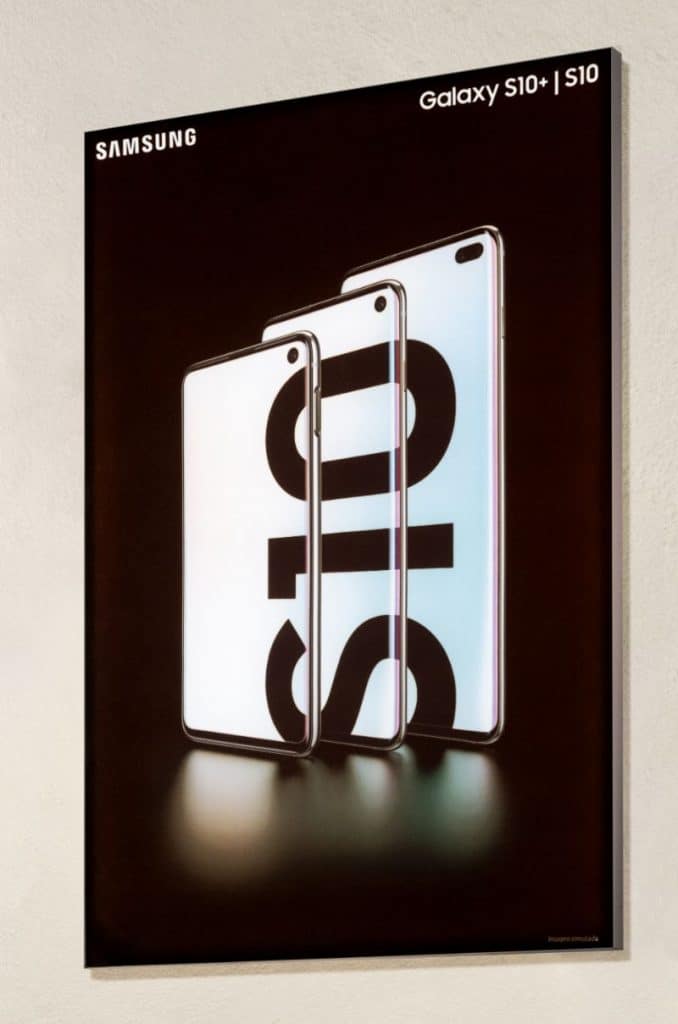 Panel con teléfonos Galaxy S10 y la marca Samsung