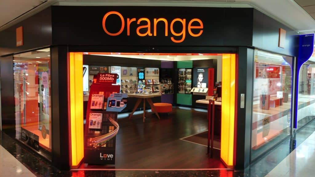 Rótulo Orange sobre el acceso a una tienda