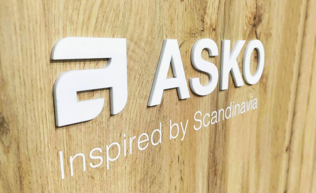 Letras de Asko en relieve sobre madera