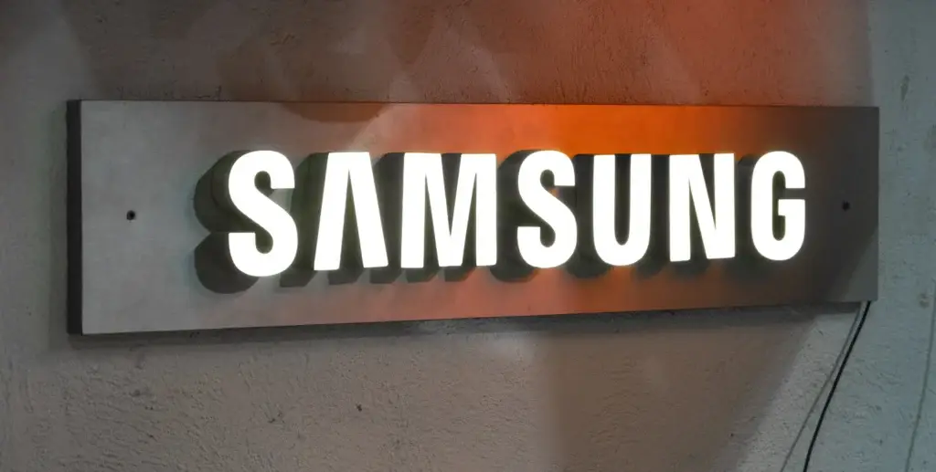 Letras Samsung iluminadas sobre una placa
